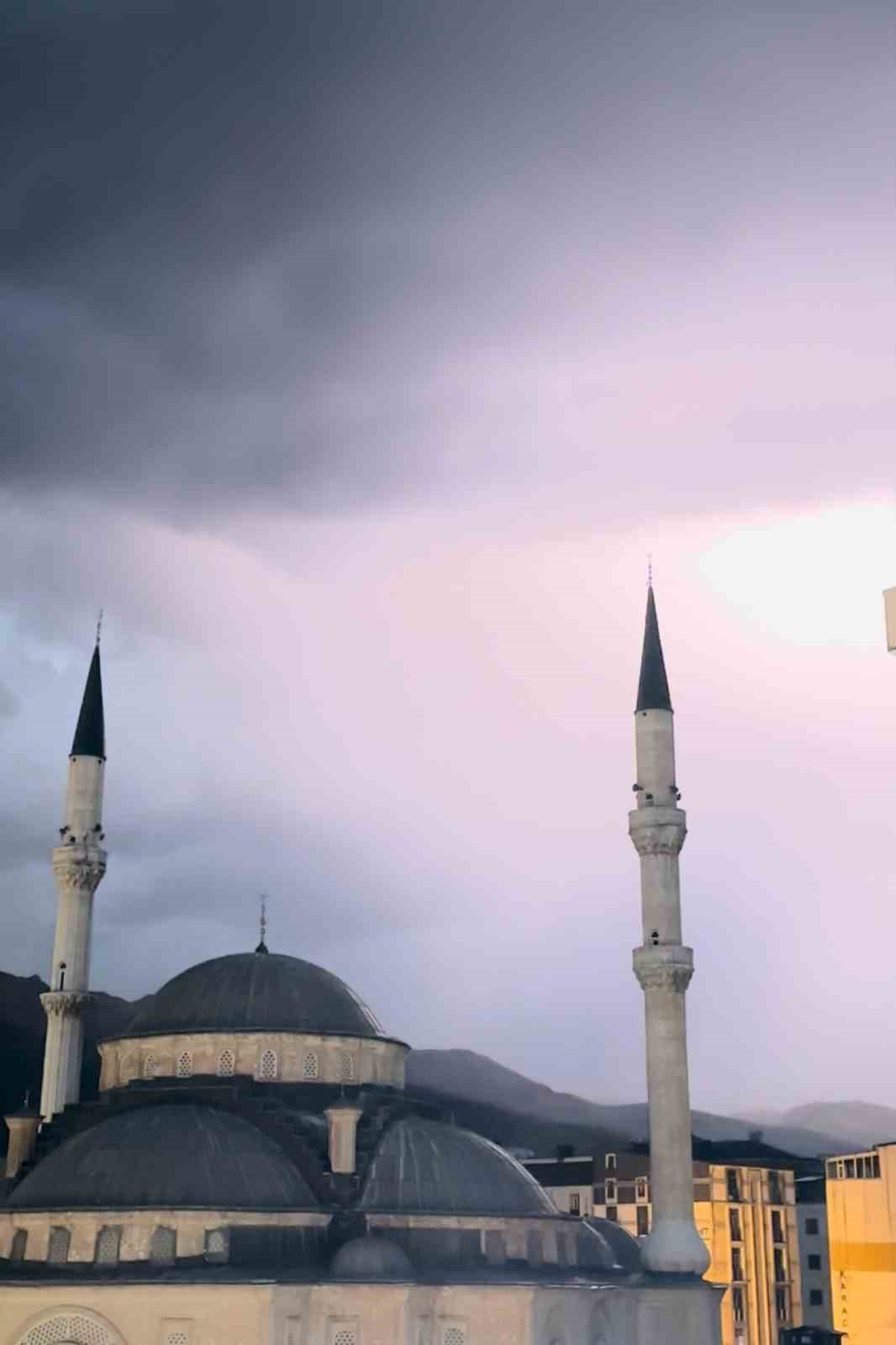 Yüksekova’da cami minareleri arkasında çakan şimşeklerden görsel şölen
