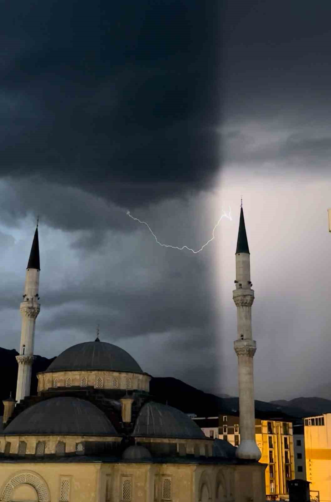 Yüksekova’da cami minareleri arkasında çakan şimşeklerden görsel şölen
