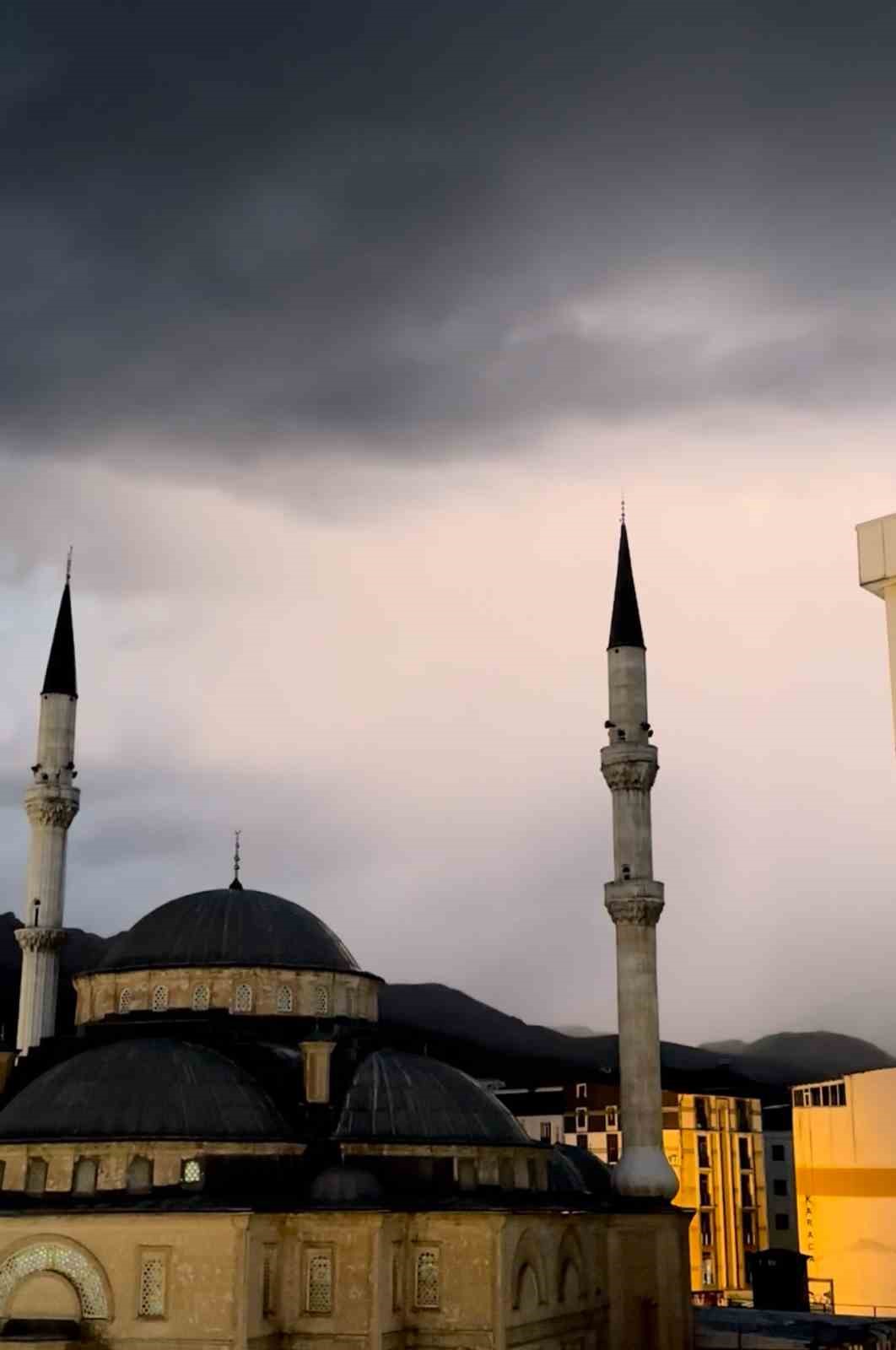 Yüksekova’da cami minareleri arkasında çakan şimşeklerden görsel şölen
