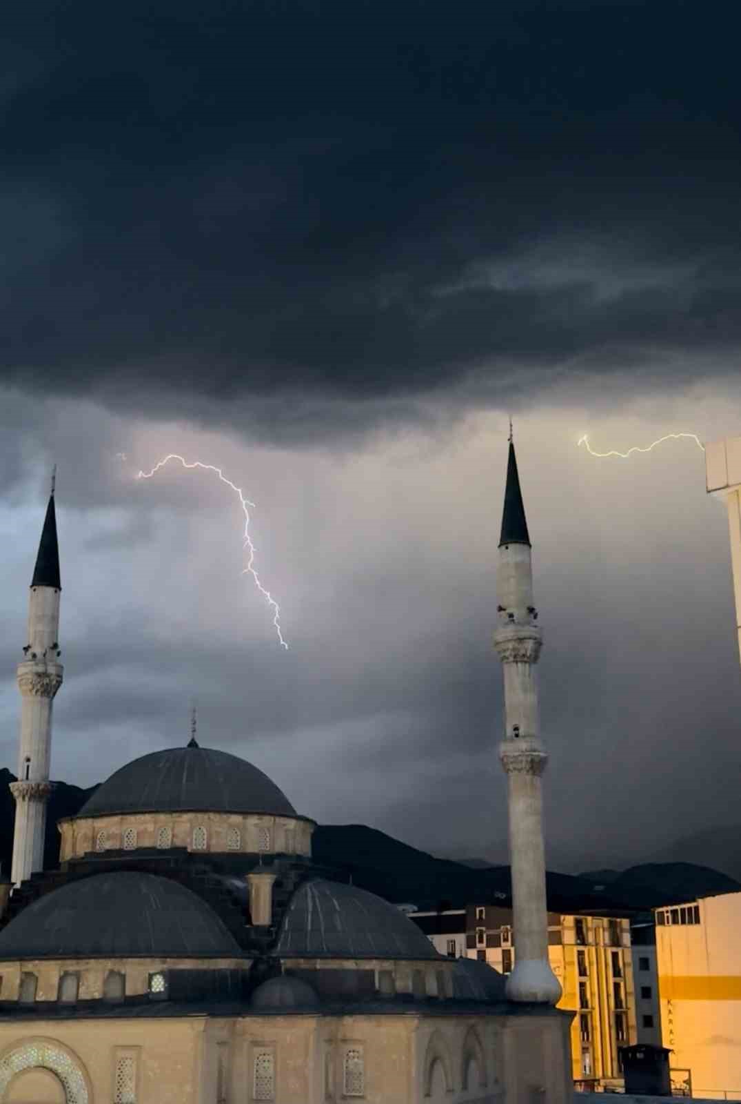 Yüksekova’da cami minareleri arkasında çakan şimşeklerden görsel şölen
