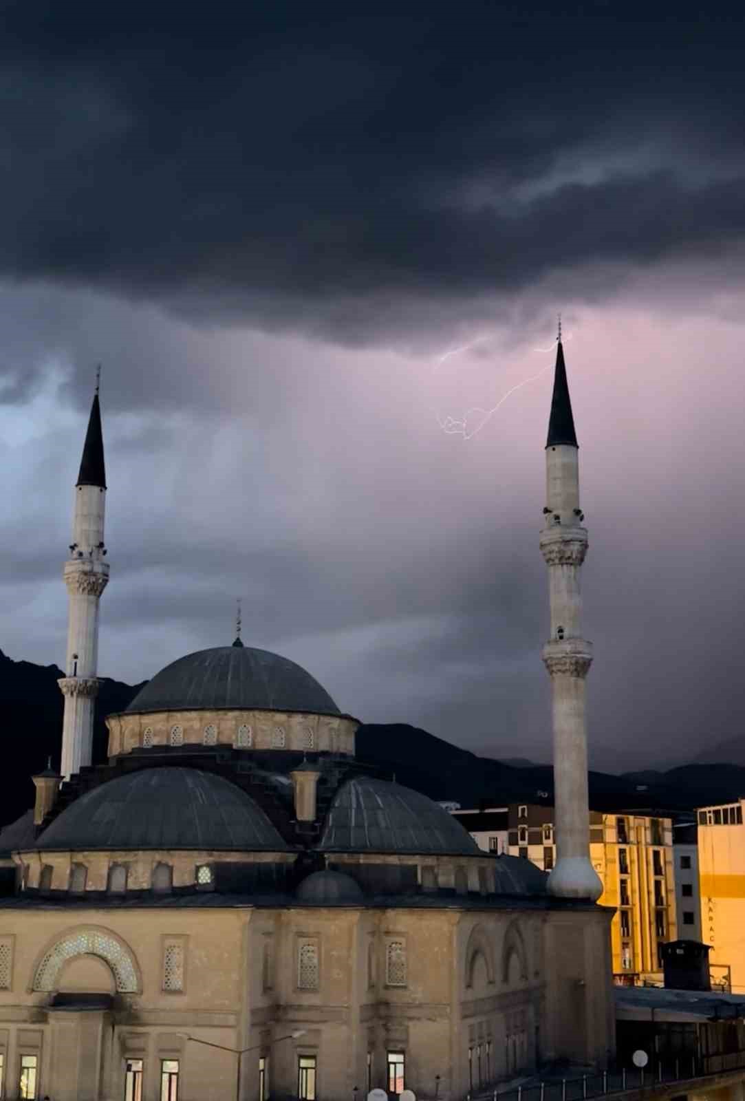 Yüksekova’da cami minareleri arkasında çakan şimşeklerden görsel şölen
