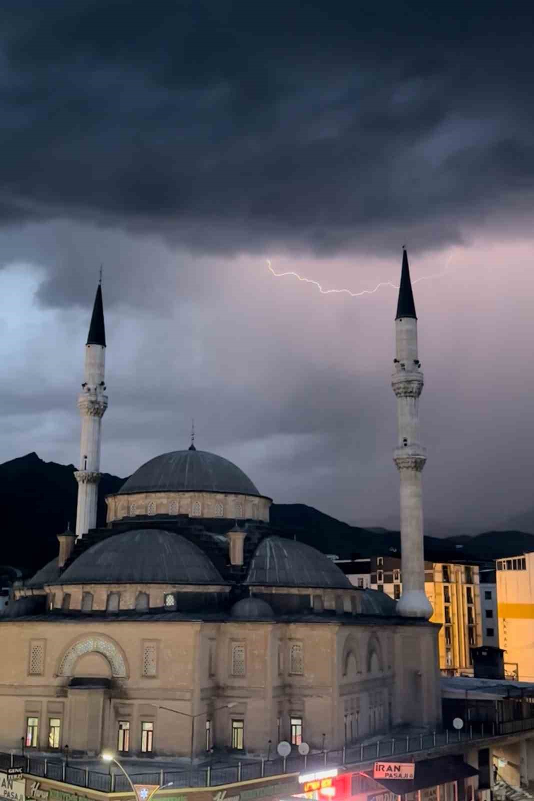 Yüksekova’da cami minareleri arkasında çakan şimşeklerden görsel şölen
