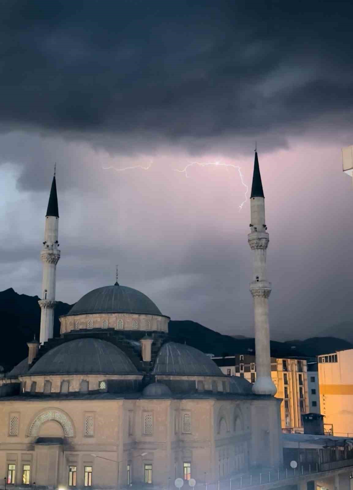 Yüksekova’da cami minareleri arkasında çakan şimşeklerden görsel şölen
