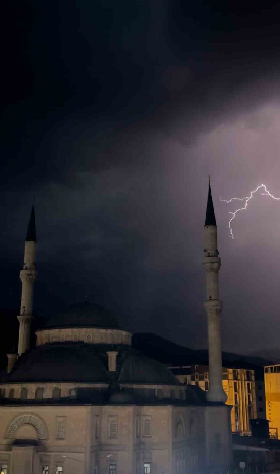 Yüksekova’da cami minareleri arkasında çakan şimşeklerden görsel şölen
