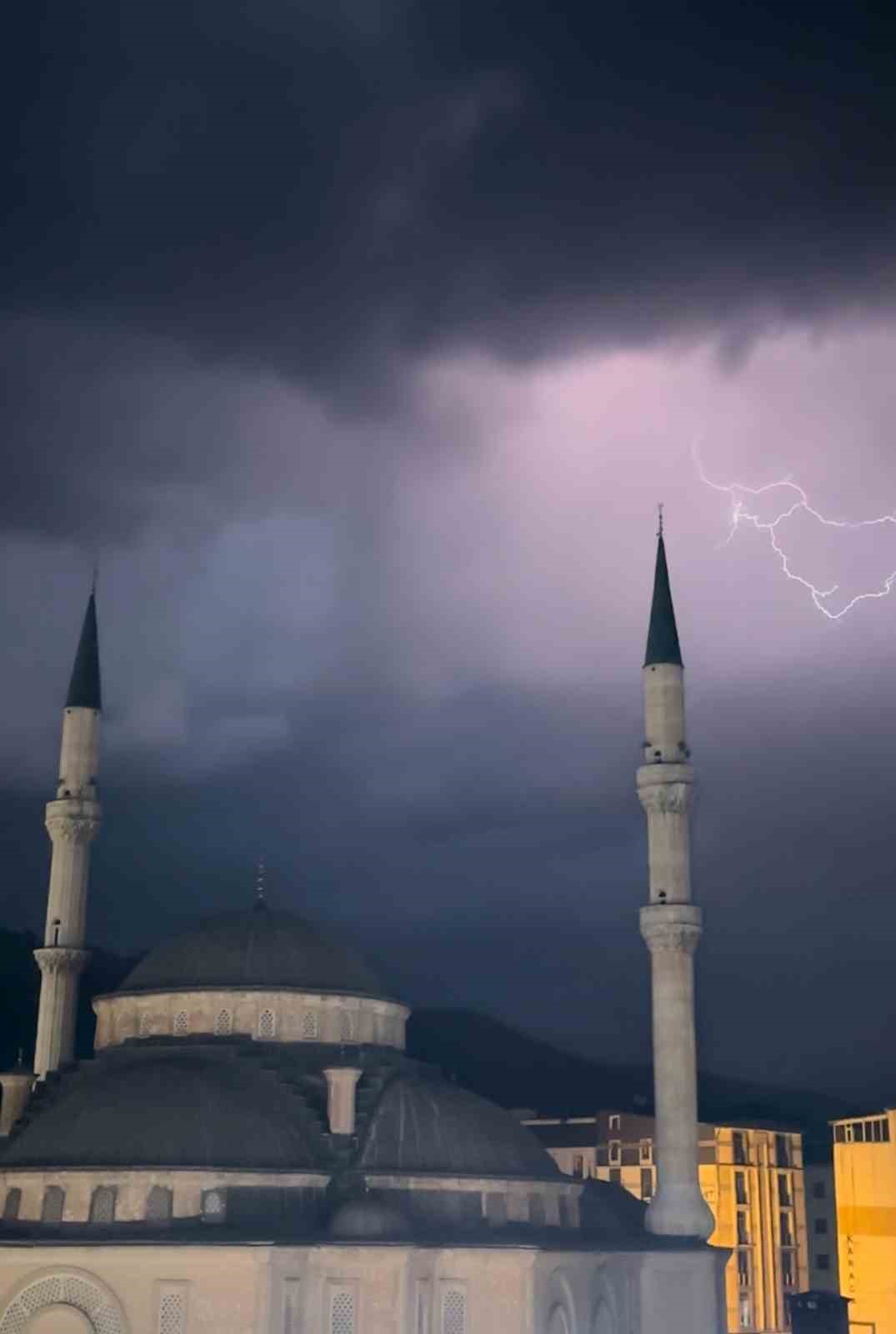 Yüksekova’da cami minareleri arkasında çakan şimşeklerden görsel şölen
