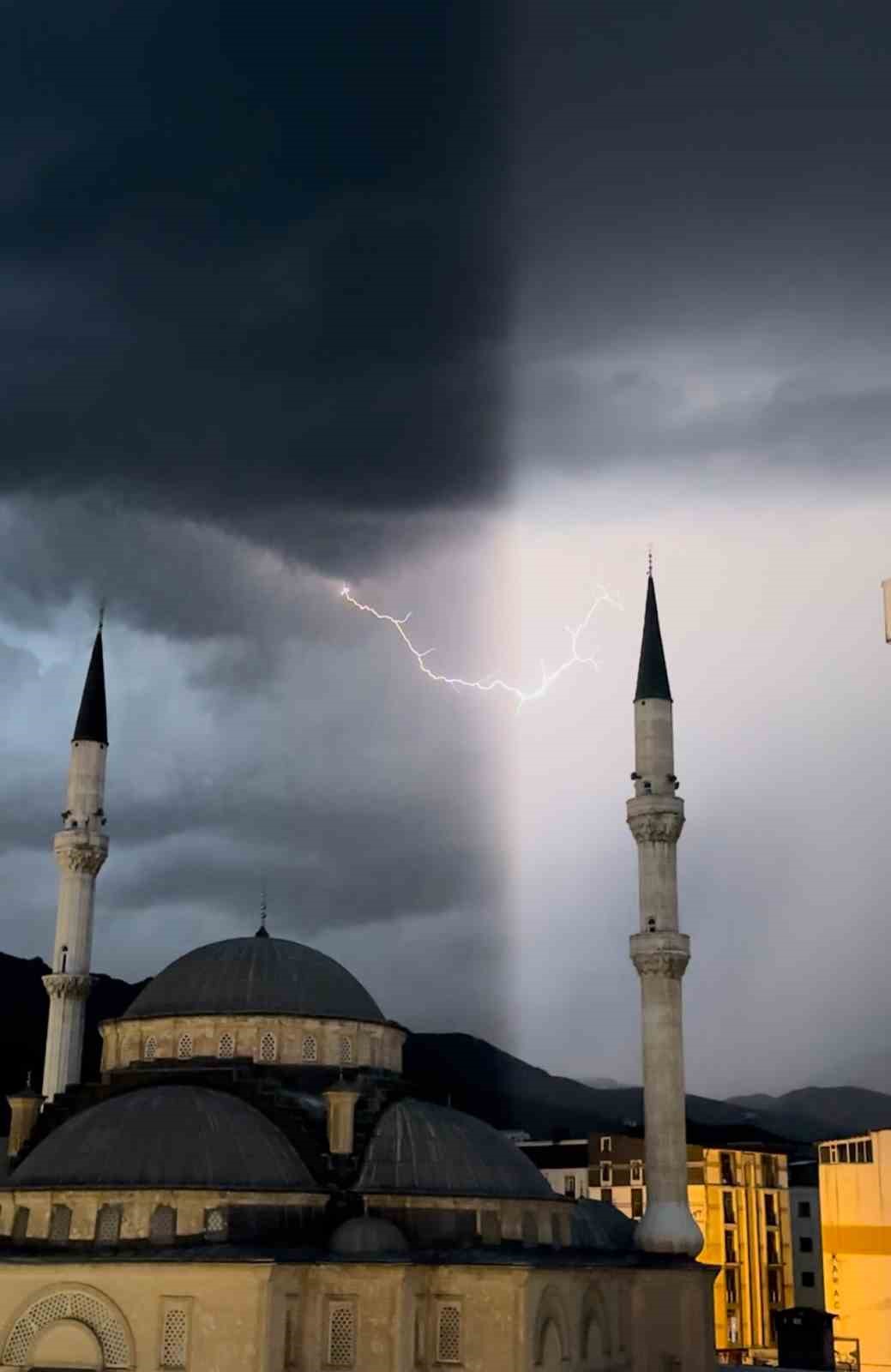 Yüksekova’da cami minareleri arkasında çakan şimşeklerden görsel şölen
