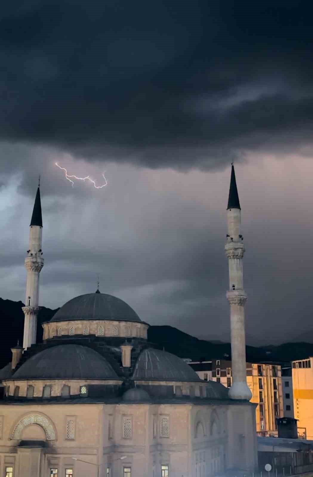 Yüksekova’da cami minareleri arkasında çakan şimşeklerden görsel şölen
