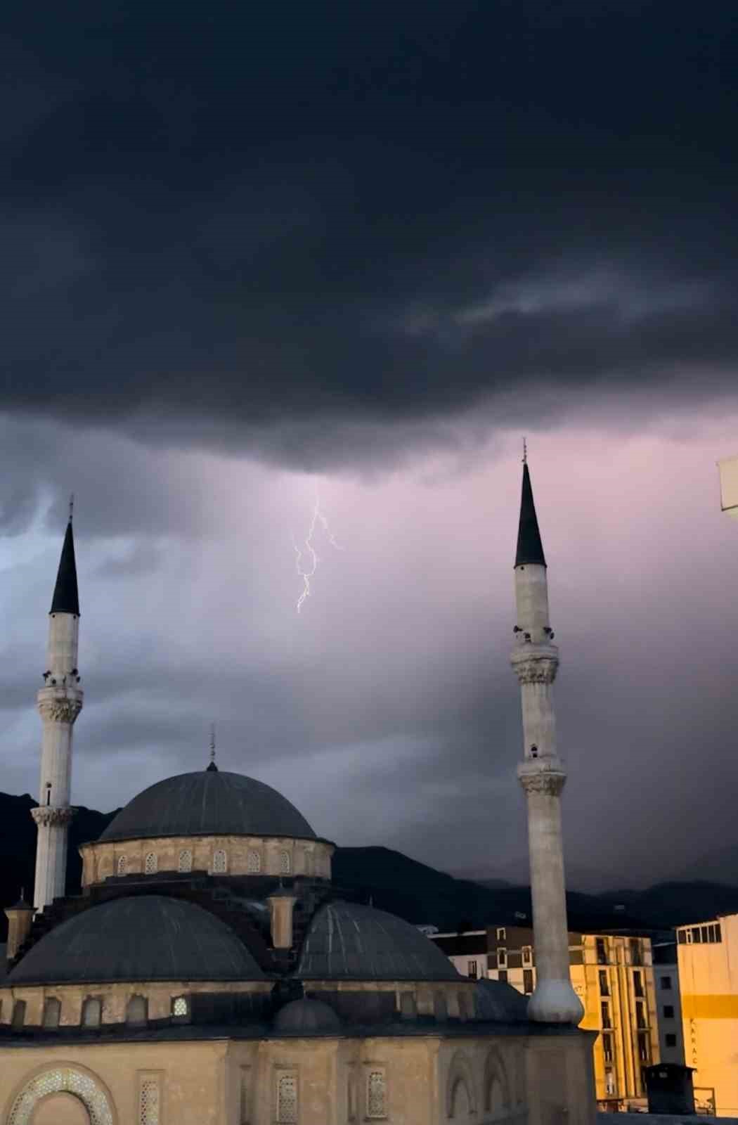 Yüksekova’da cami minareleri arkasında çakan şimşeklerden görsel şölen
