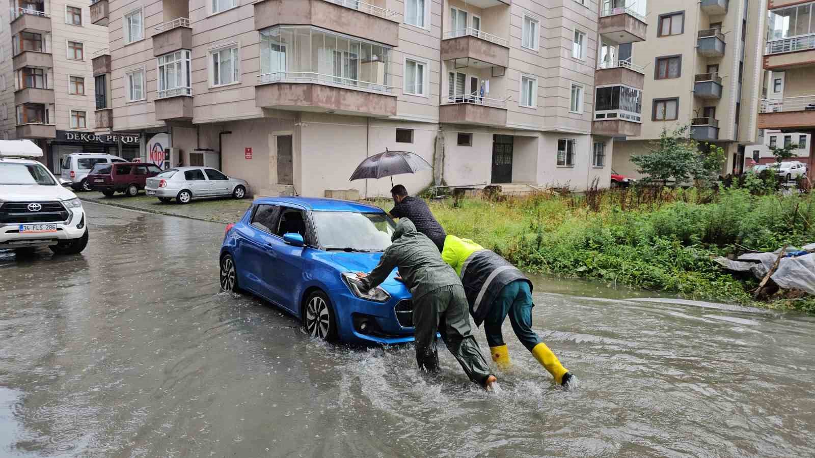 Arhavi’de yoğun yağış sele neden oldu
