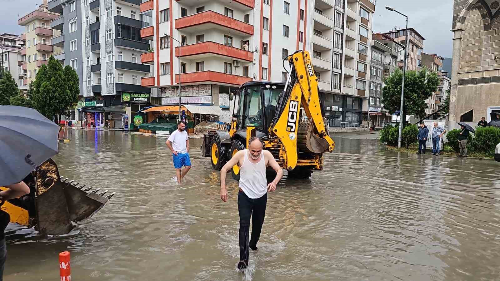 Arhavi’de yoğun yağış sele neden oldu
