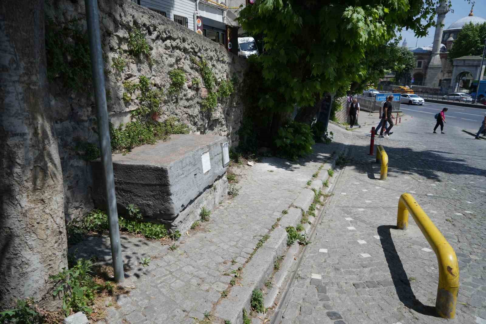 İstanbul’un sokaklarında tarihe tanıklık eden merhametin simgesi mola taşları
