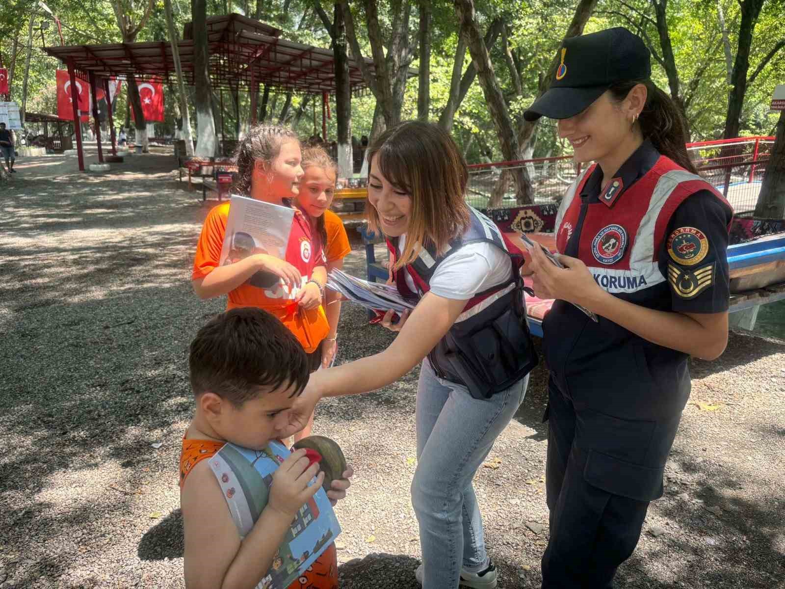 Jandarma ekipleri bilgilendirme faaliyetlerini sürdürüyor
