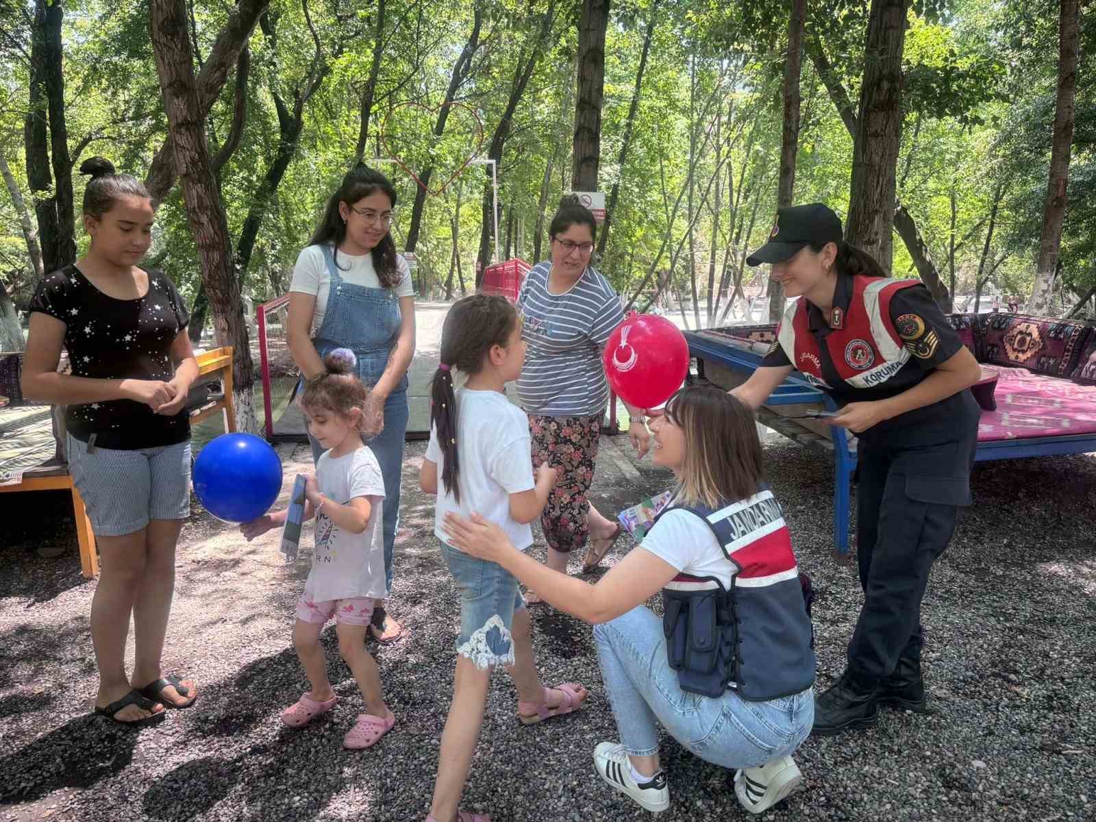 Jandarma ekipleri bilgilendirme faaliyetlerini sürdürüyor
