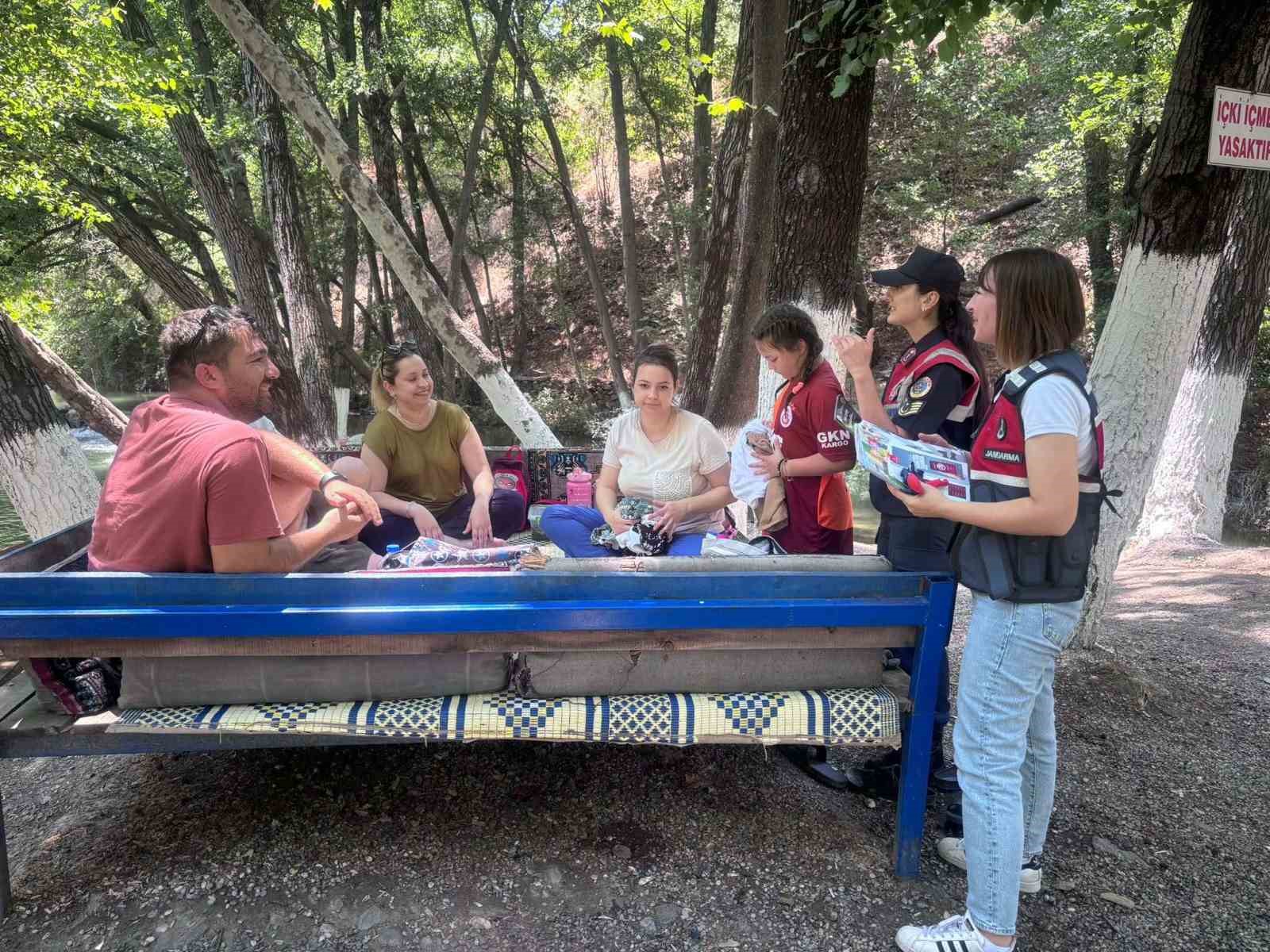 Jandarma ekipleri bilgilendirme faaliyetlerini sürdürüyor
