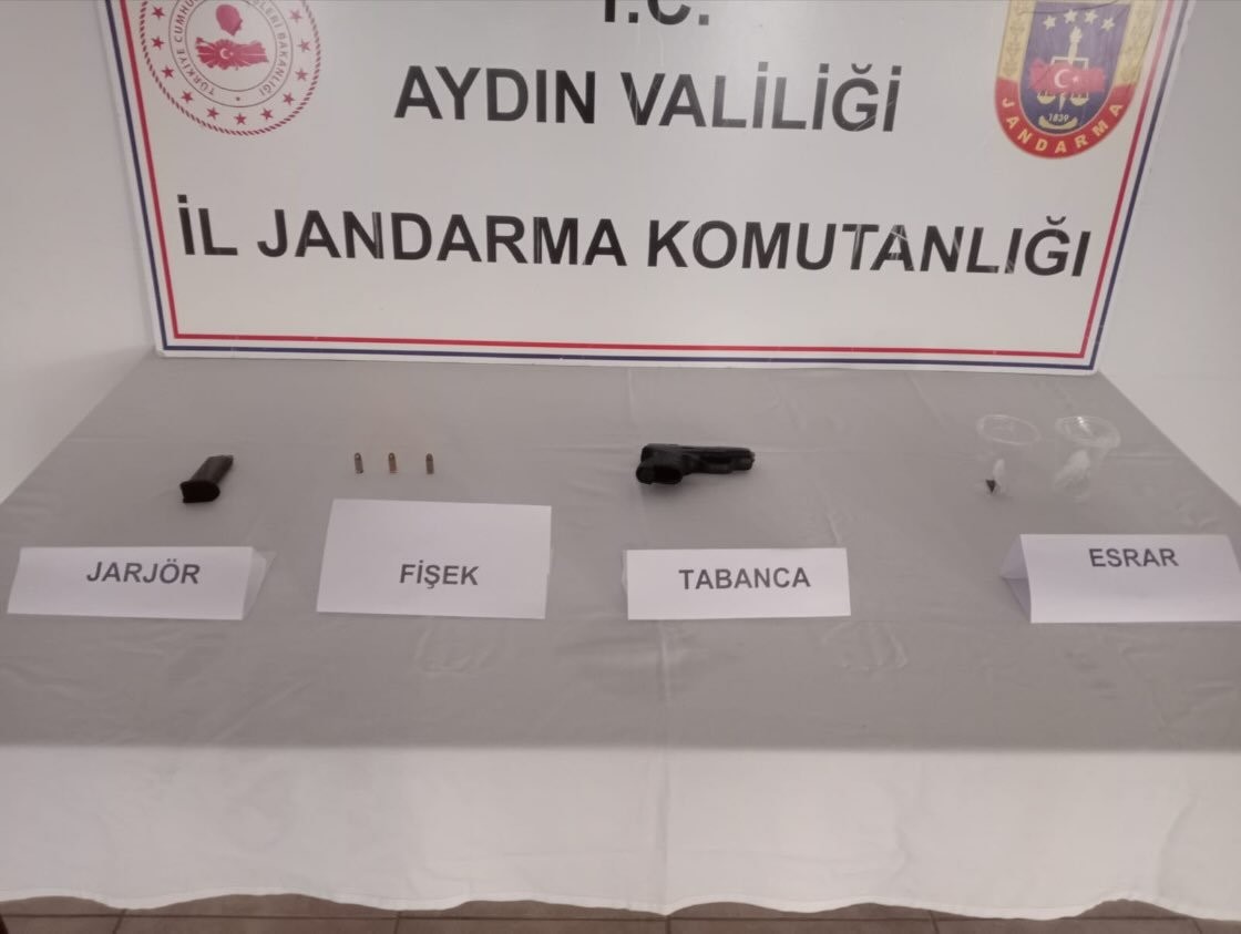 Üzerinde uyuşturucu ve silahla yakalandılar
