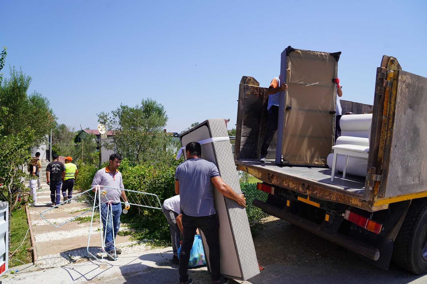 Seferihisar’da hobi bahçelerinin yıkımına başlandı
