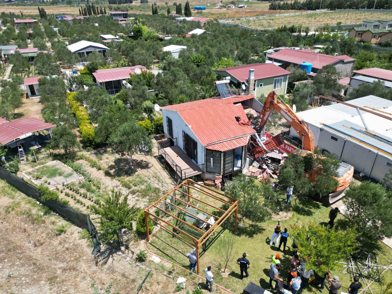 Seferihisar’da hobi bahçelerinin yıkımına başlandı
