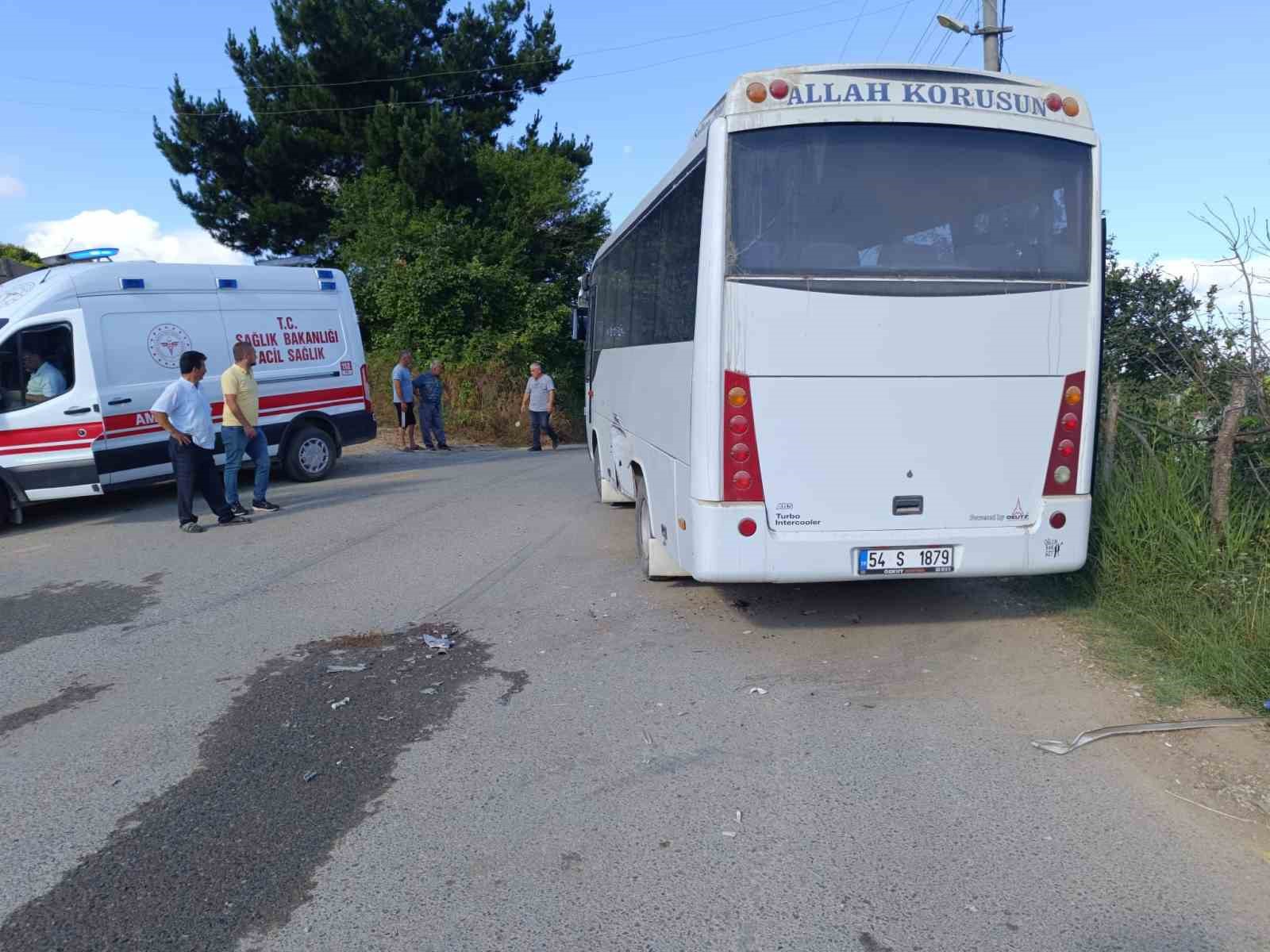 Servis midibüsü ile panelvan araç çarpıştı: 3 yaralı
