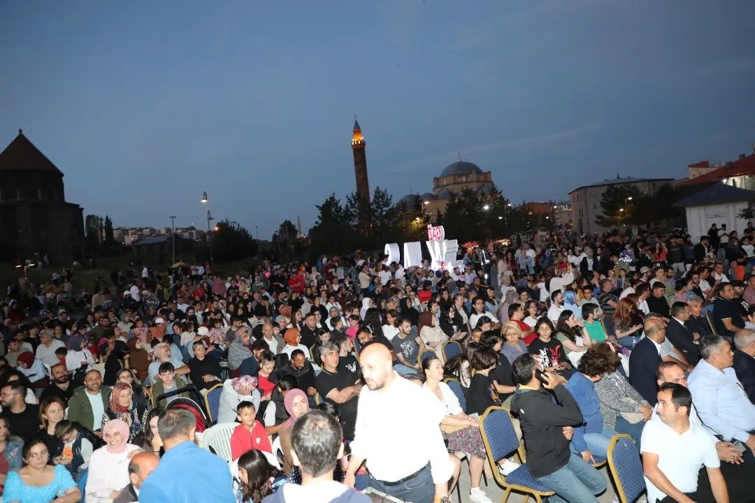 Kars’ta açık hava tiyatrosu yoğun ilgi gördü
