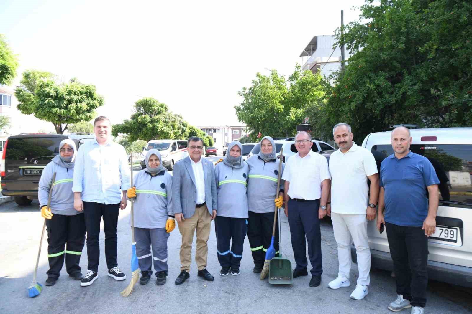 Parkta bulduğu paraları amirlerine teslim etti
