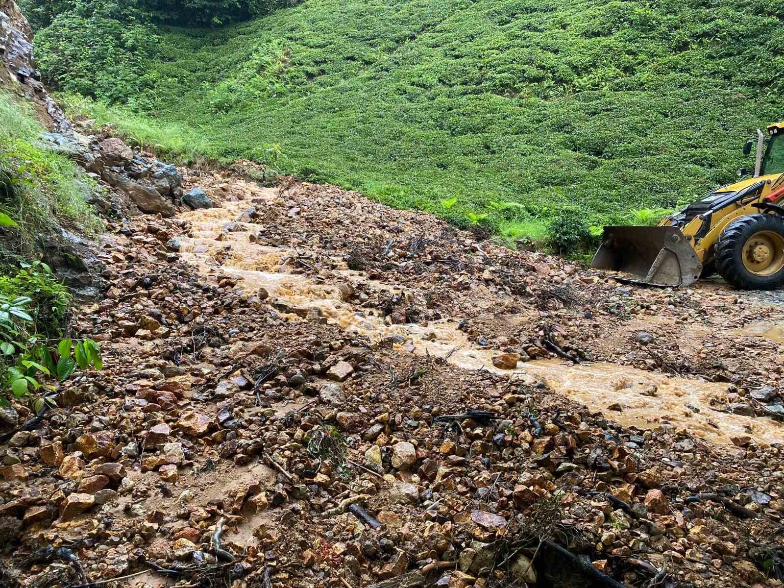 Rize’de şiddetli yağışta heyelanlar meydana geldi
