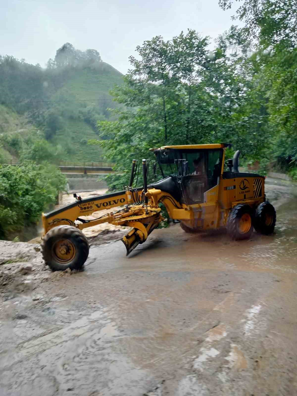 Rize’de şiddetli yağışta heyelanlar meydana geldi
