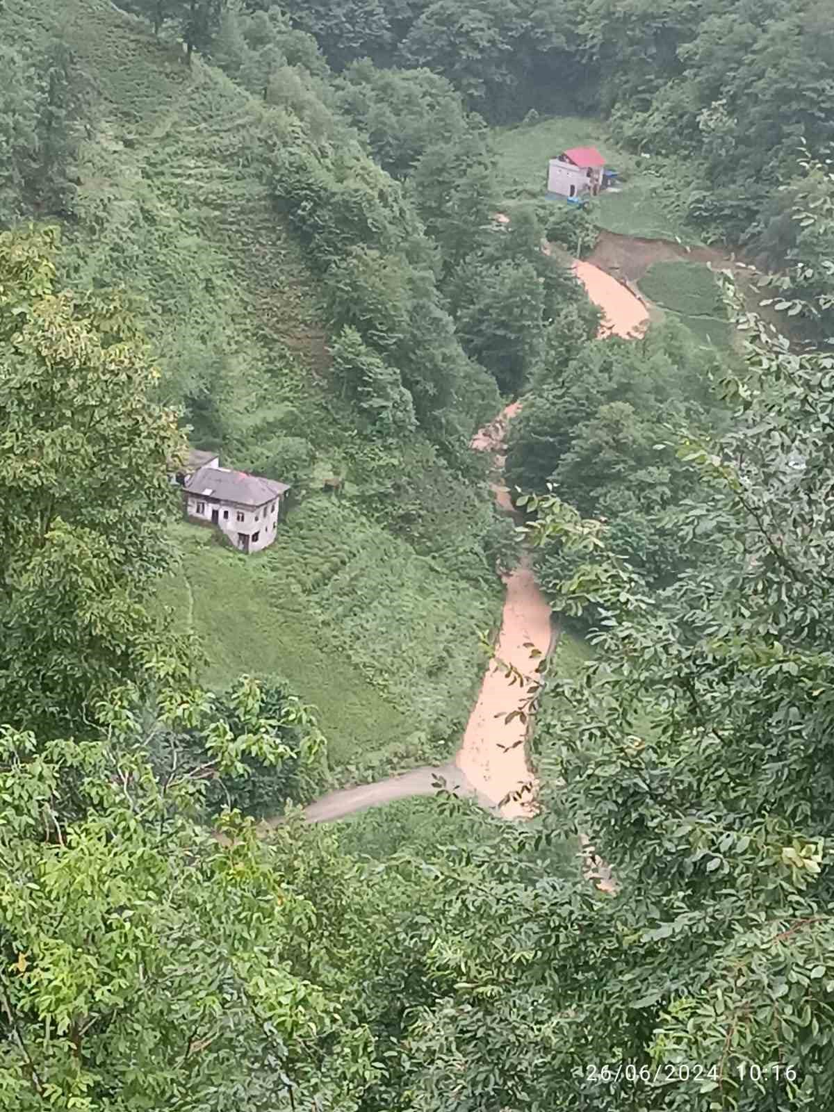 Rize’de şiddetli yağışta heyelanlar meydana geldi
