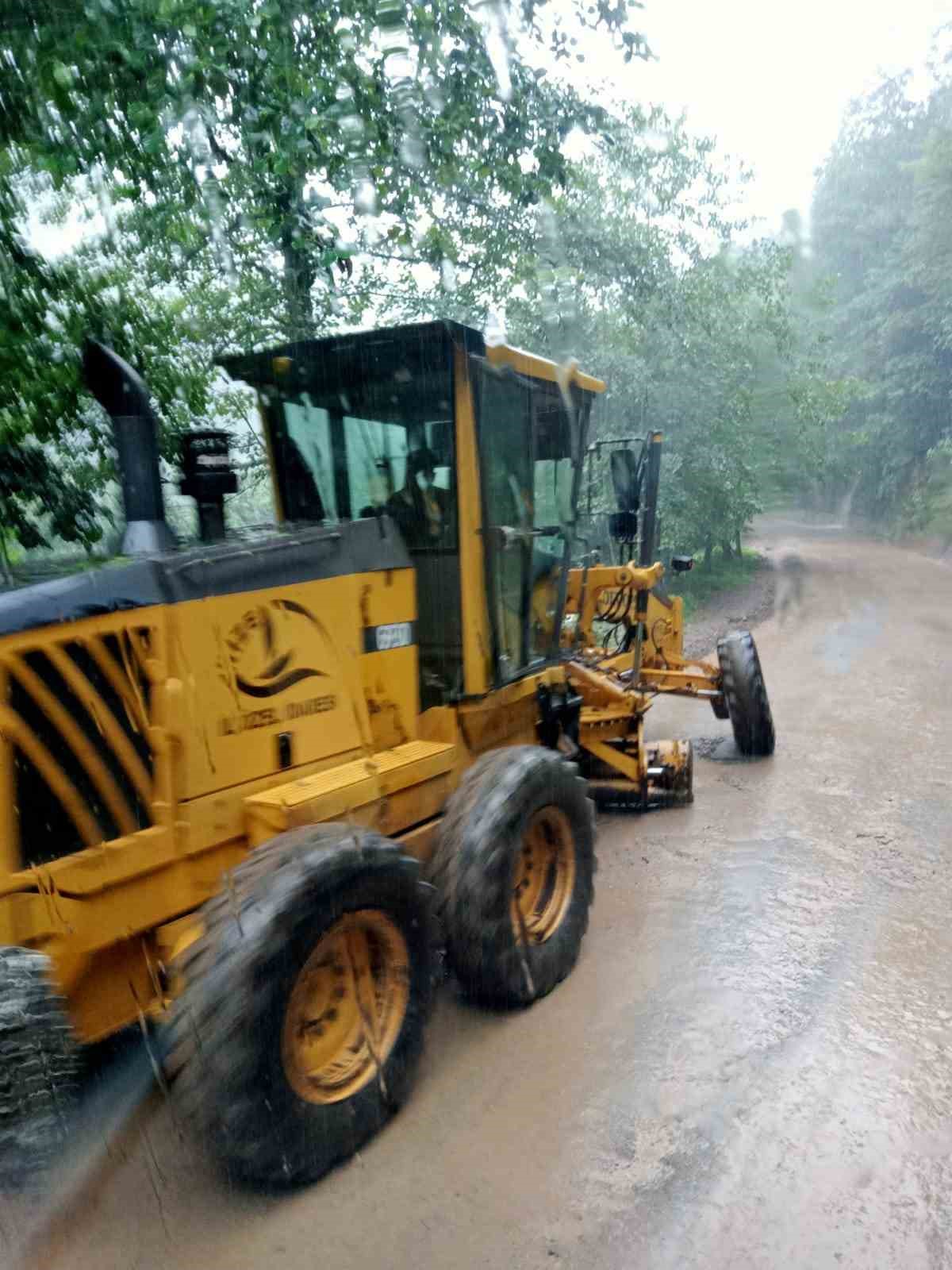 Rize’de şiddetli yağışta heyelanlar meydana geldi
