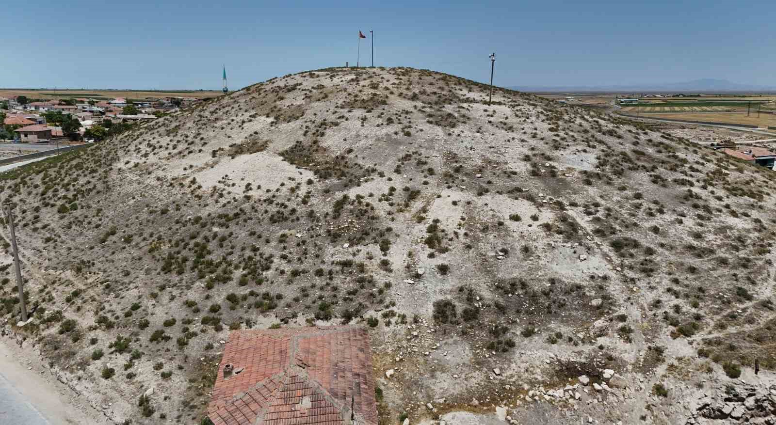 Kaçak kazıların hedefi olan 5 bin yıllık tarihi höyükte inceleme
