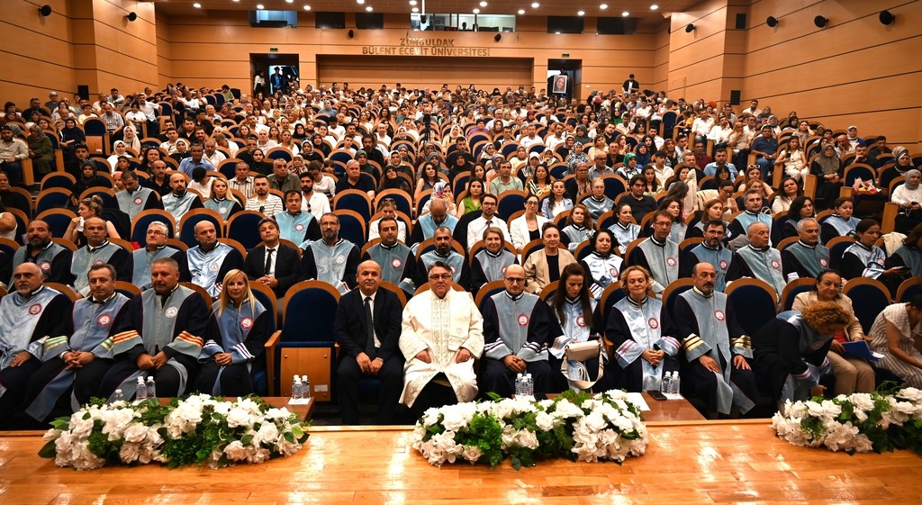 Sağlık Bilimleri Fakültesi mezunları için yemin töreni düzenlendi
