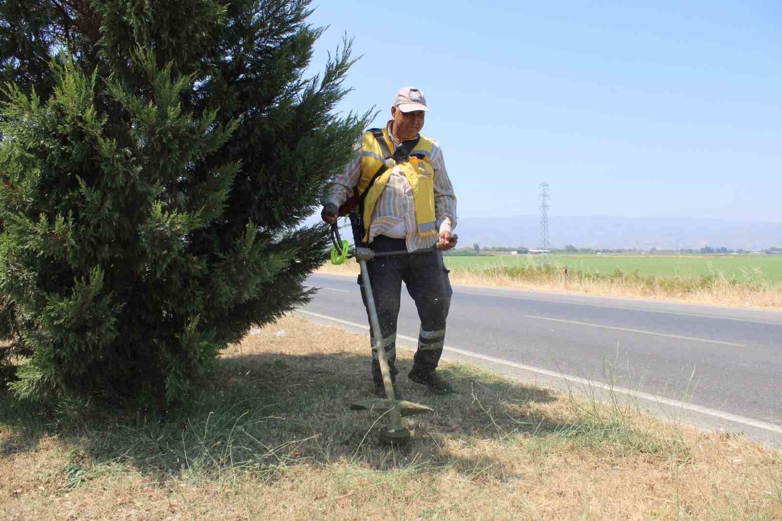 Temizlik işçilerinin sıcakla mücadelesi başladı
