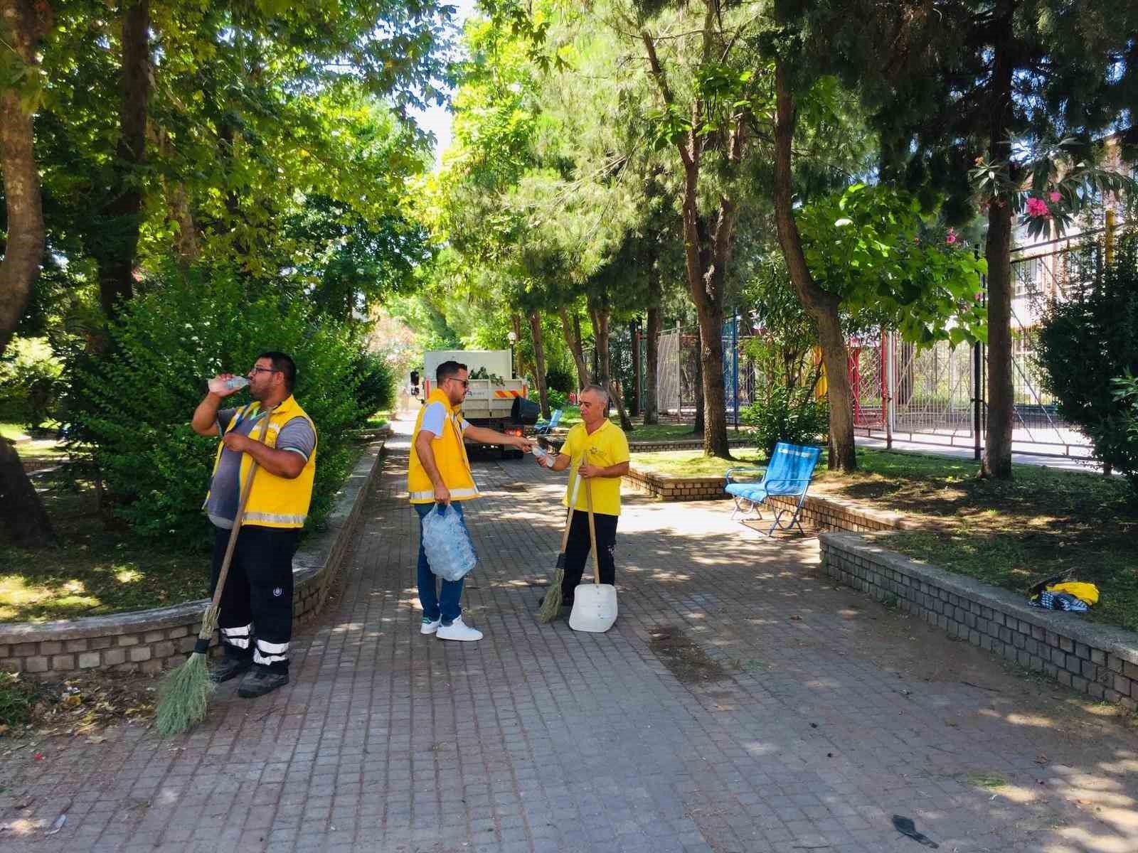 Temizlik işçilerinin sıcakla mücadelesi başladı
