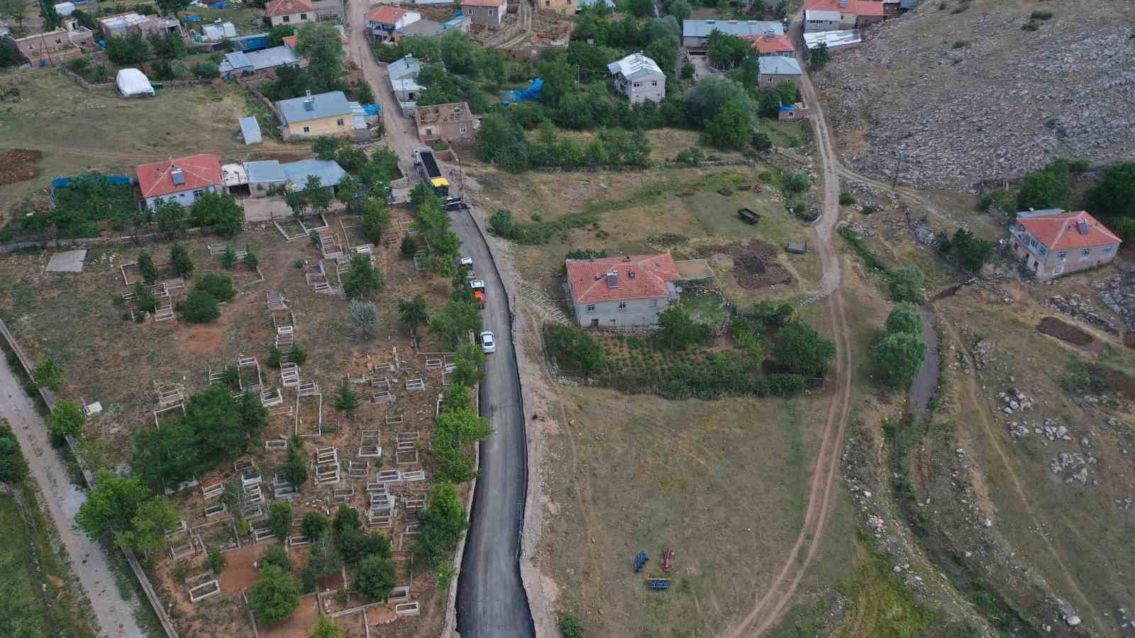 Büyükşehir’den Develi’nin kırsal yollarına 900 tonluk sıcak asfalt çalışması
