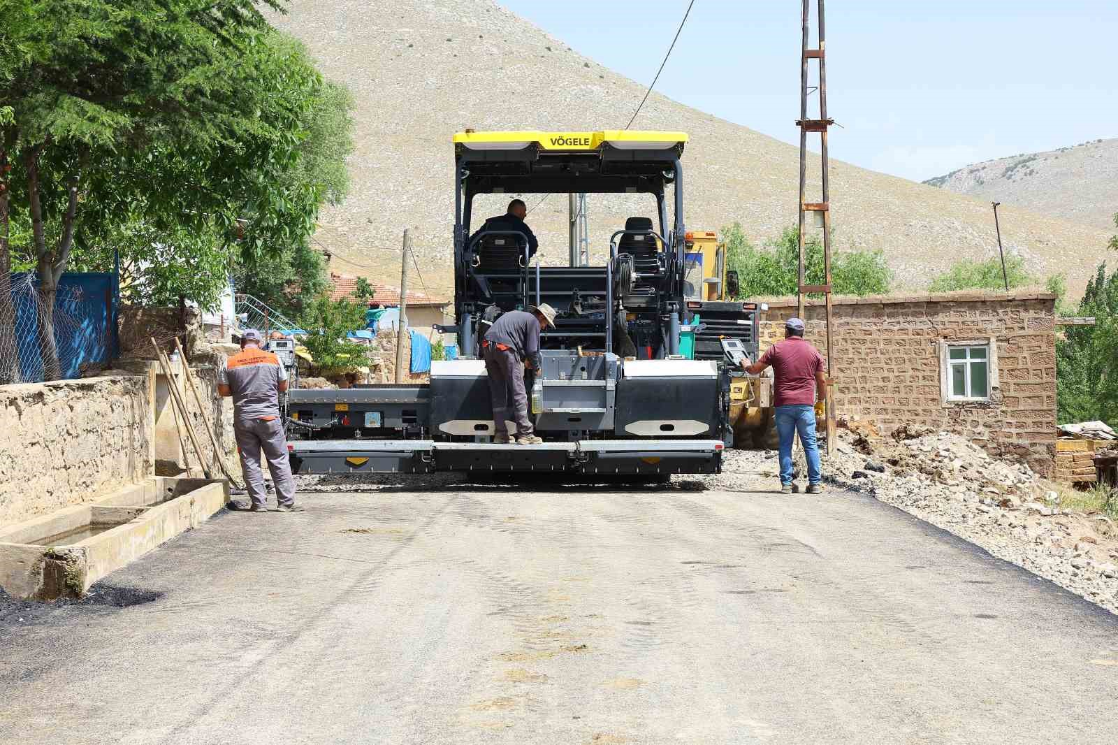 Büyükşehir’den Develi’nin kırsal yollarına 900 tonluk sıcak asfalt çalışması
