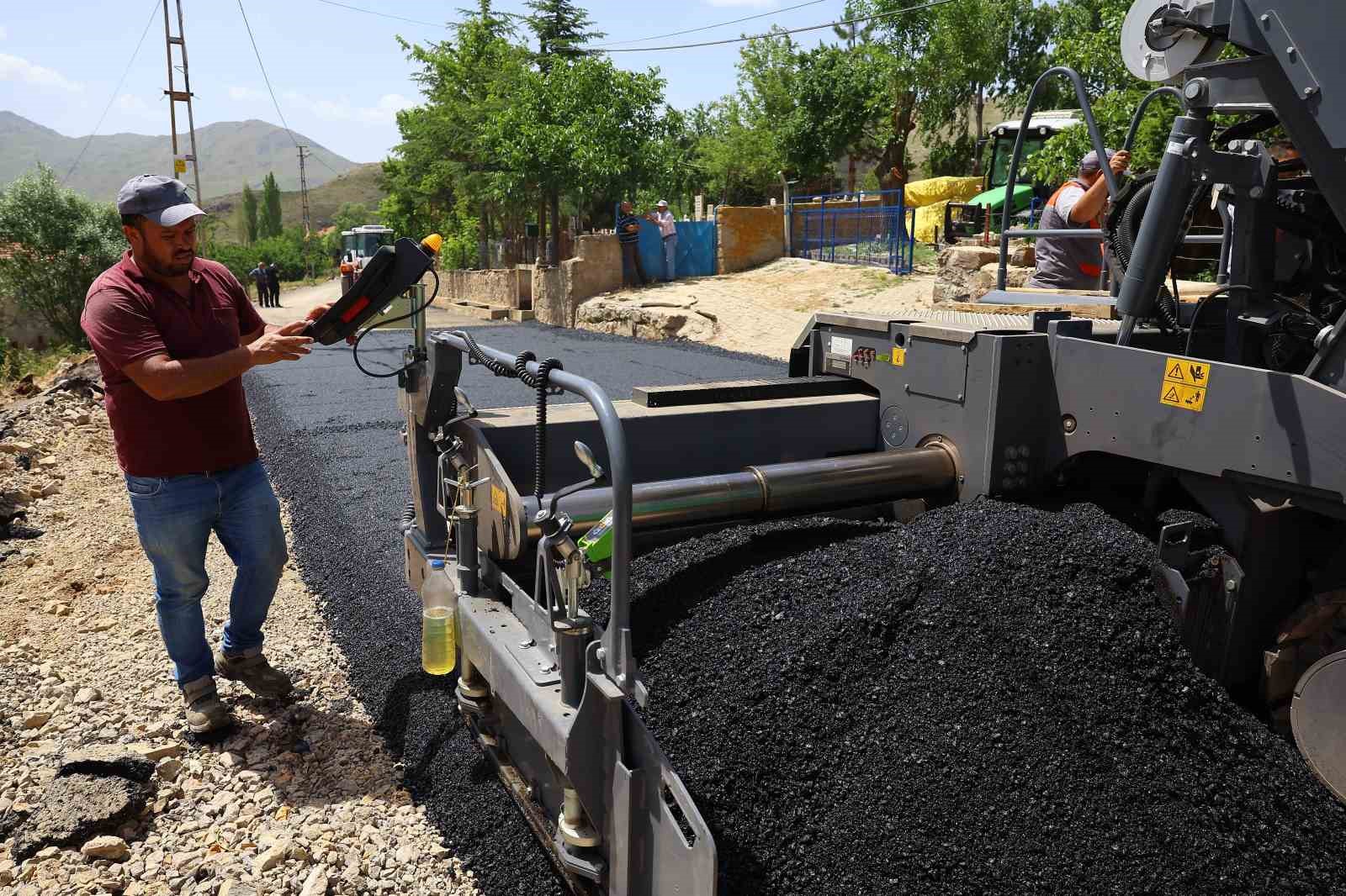 Büyükşehir’den Develi’nin kırsal yollarına 900 tonluk sıcak asfalt çalışması
