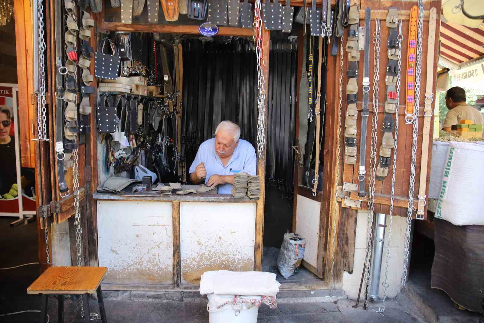 47 yıllık saraciye ustası teknolojiye direniyor
