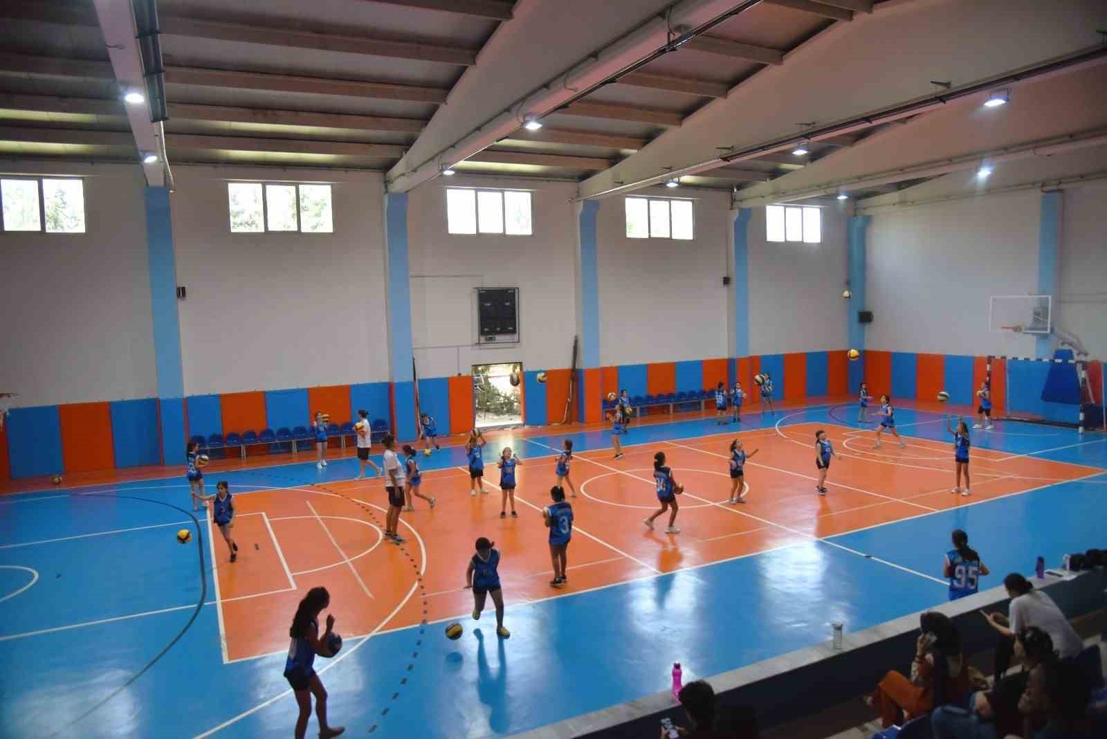 Yunusemre’de yaz spor okulu voleybol kursları yoğun ilgi görüyor
