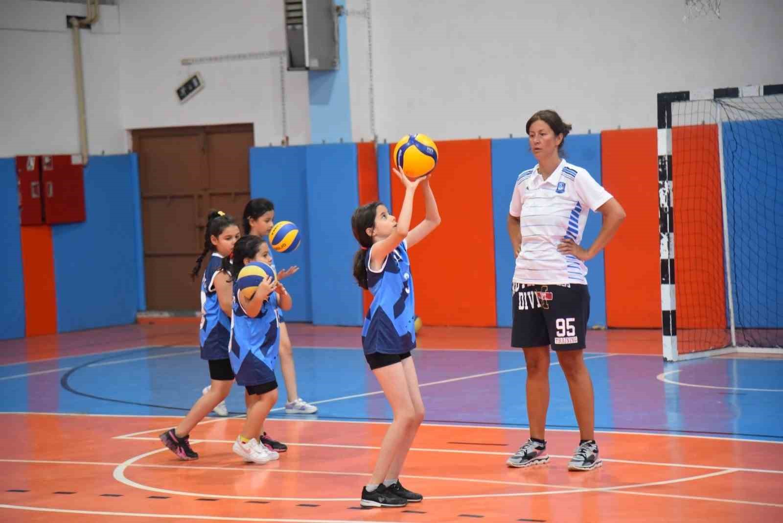 Yunusemre’de yaz spor okulu voleybol kursları yoğun ilgi görüyor
