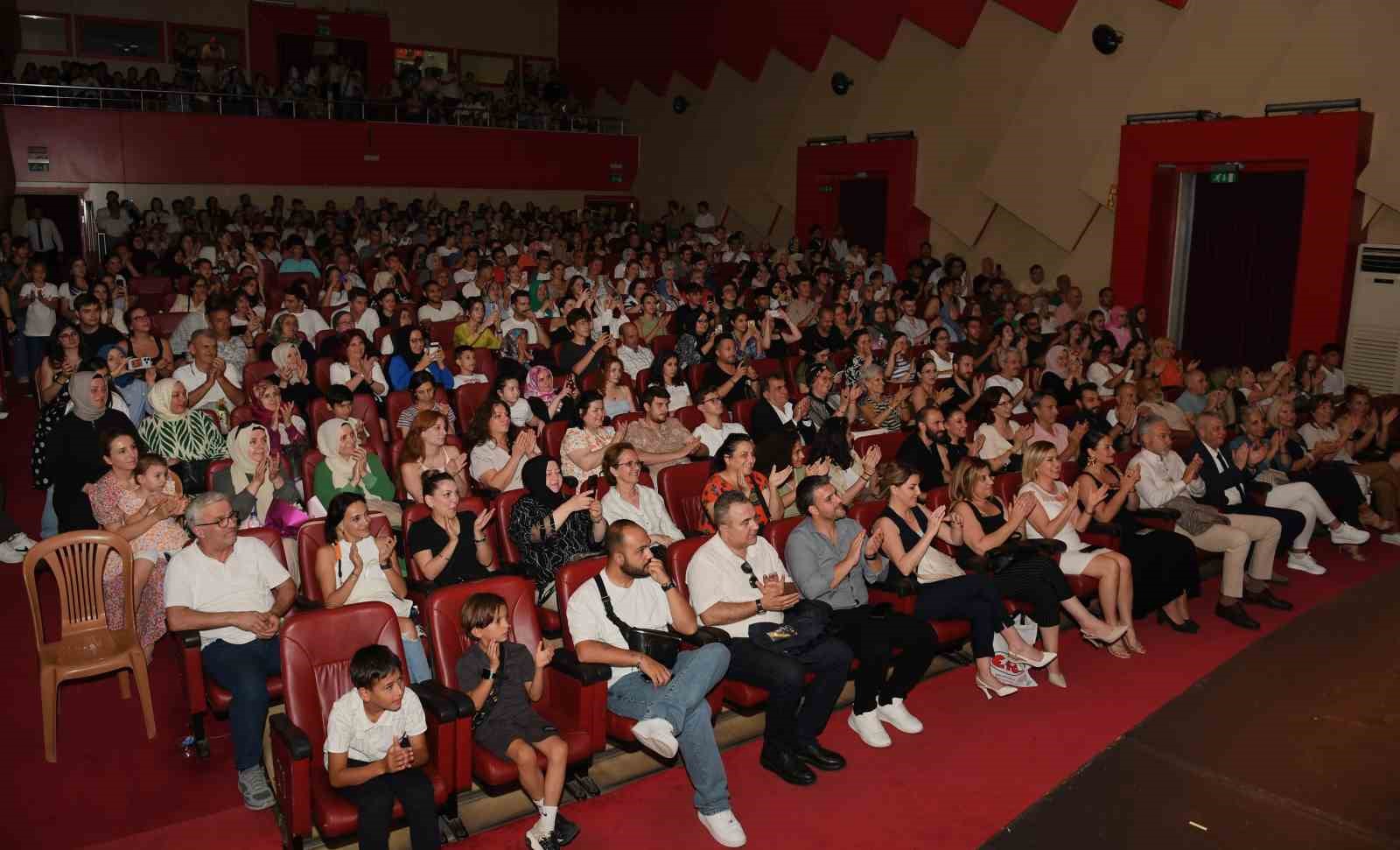 Osmangazi’de genç tiyatroculardan muhteşem sahne
