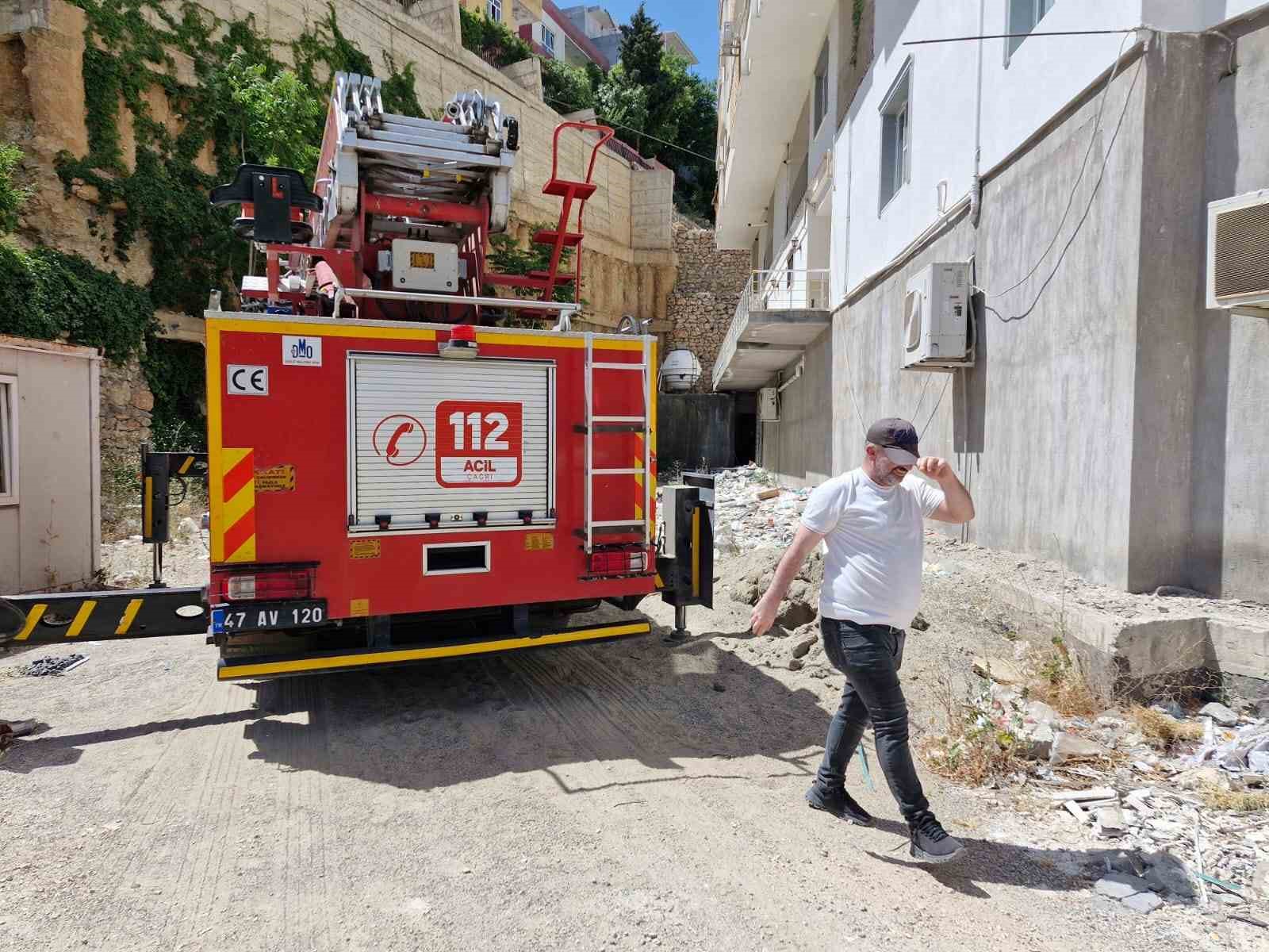 Konteynerin tepesinde mahsur kaldı, itfaiyeyi çağırdı
