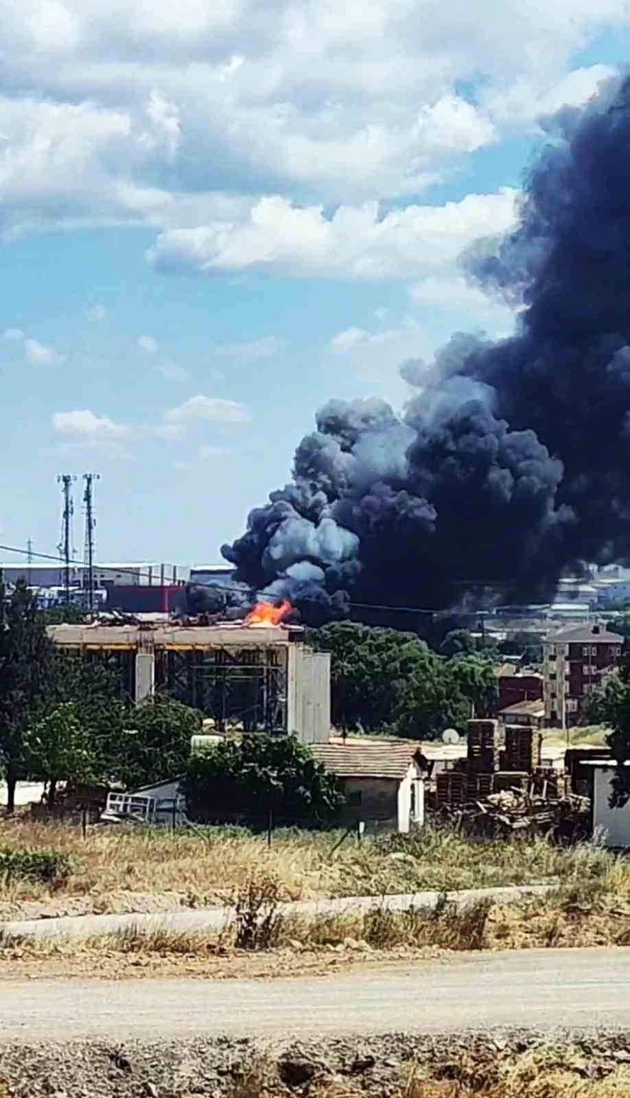 Gebze’de fabrika alev topuna döndü: Bölgeye çok sayıda ekip sevk edildi
