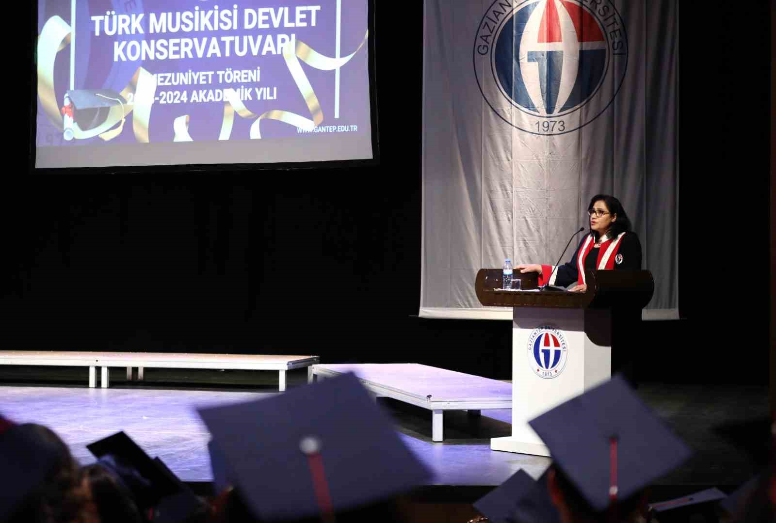 GAÜN TMDK öğrencilerinin mezuniyet sevinci
