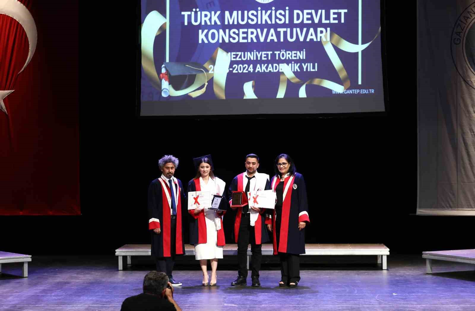 GAÜN TMDK öğrencilerinin mezuniyet sevinci
