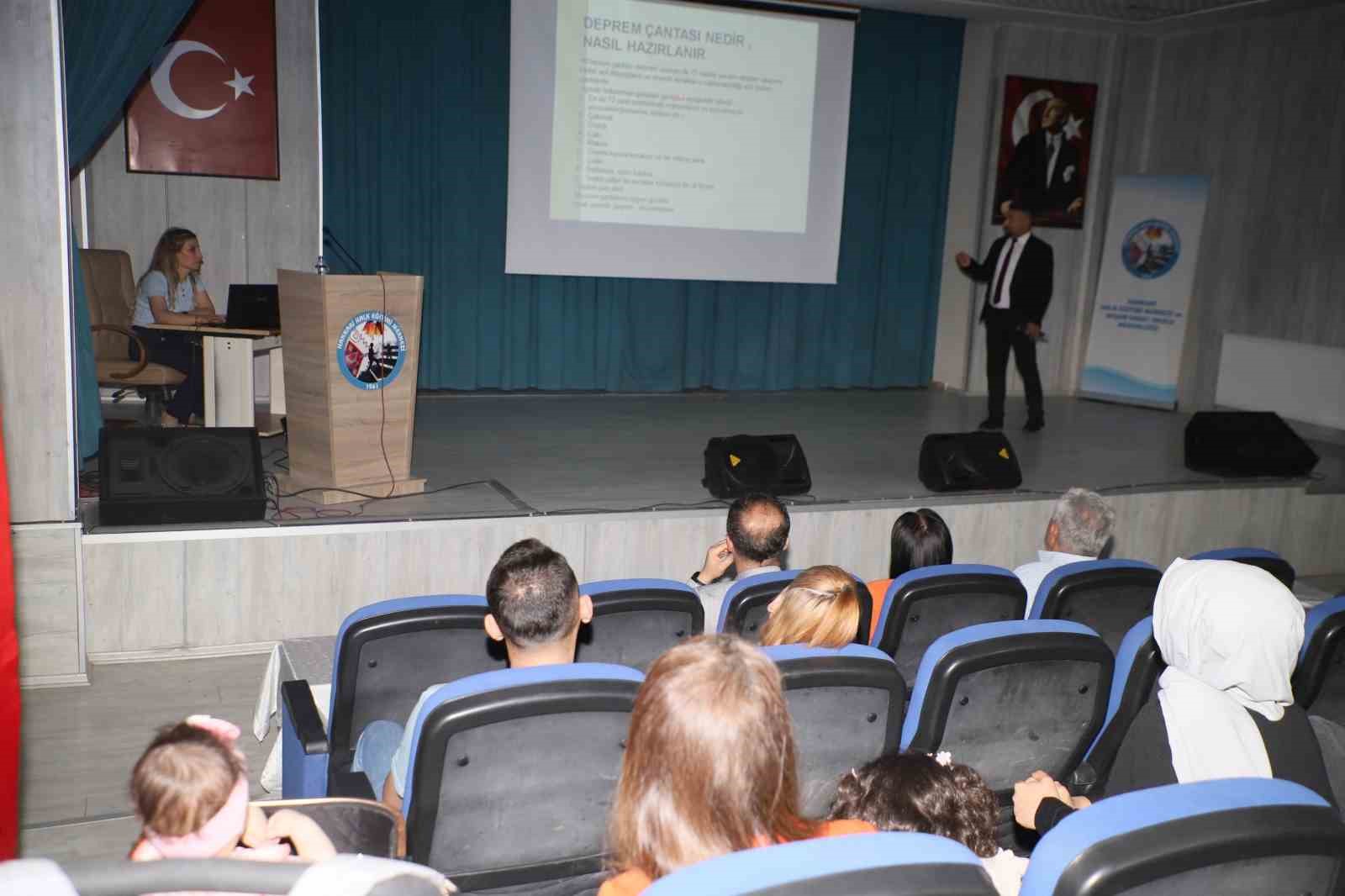 Hakkari’de “Depremle yaşamayı öğreniyorum” konferansı
