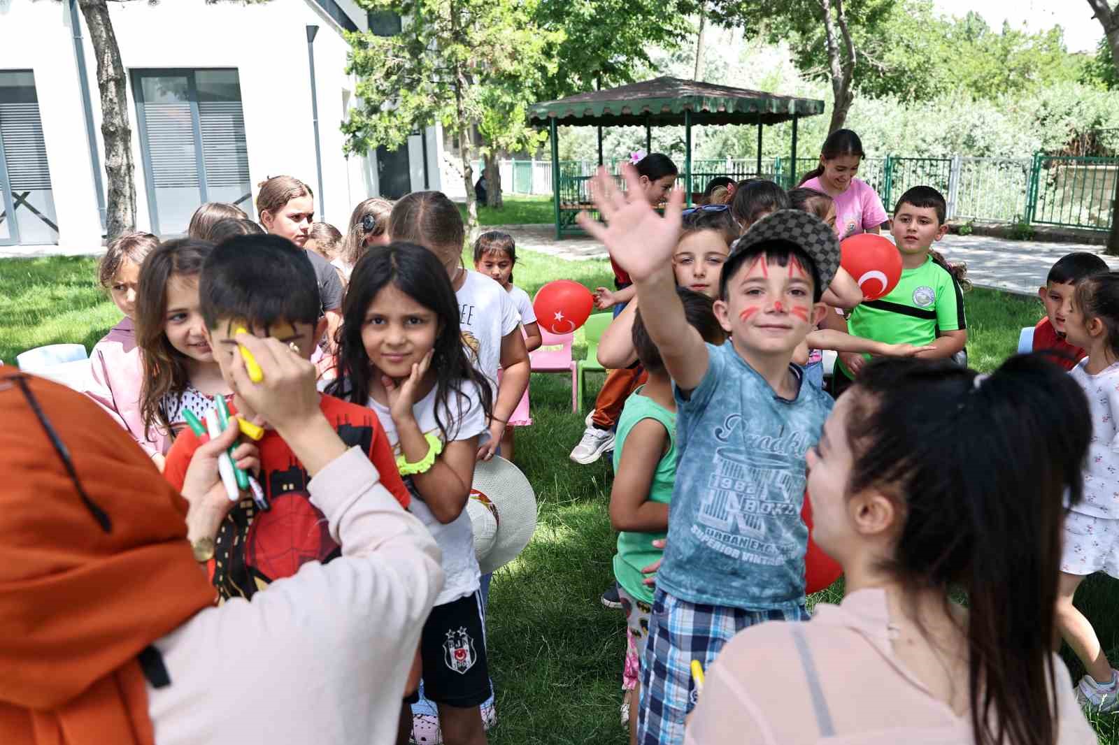 Yaz geldi, ‘gezici kütüphane’ Talas’ta yollara düştü
