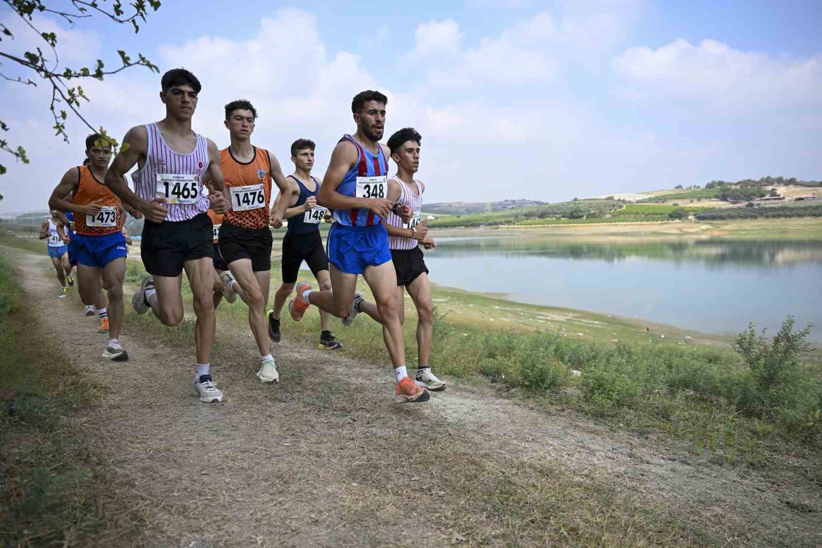 Sporcular manzara eşliğinde koştu
