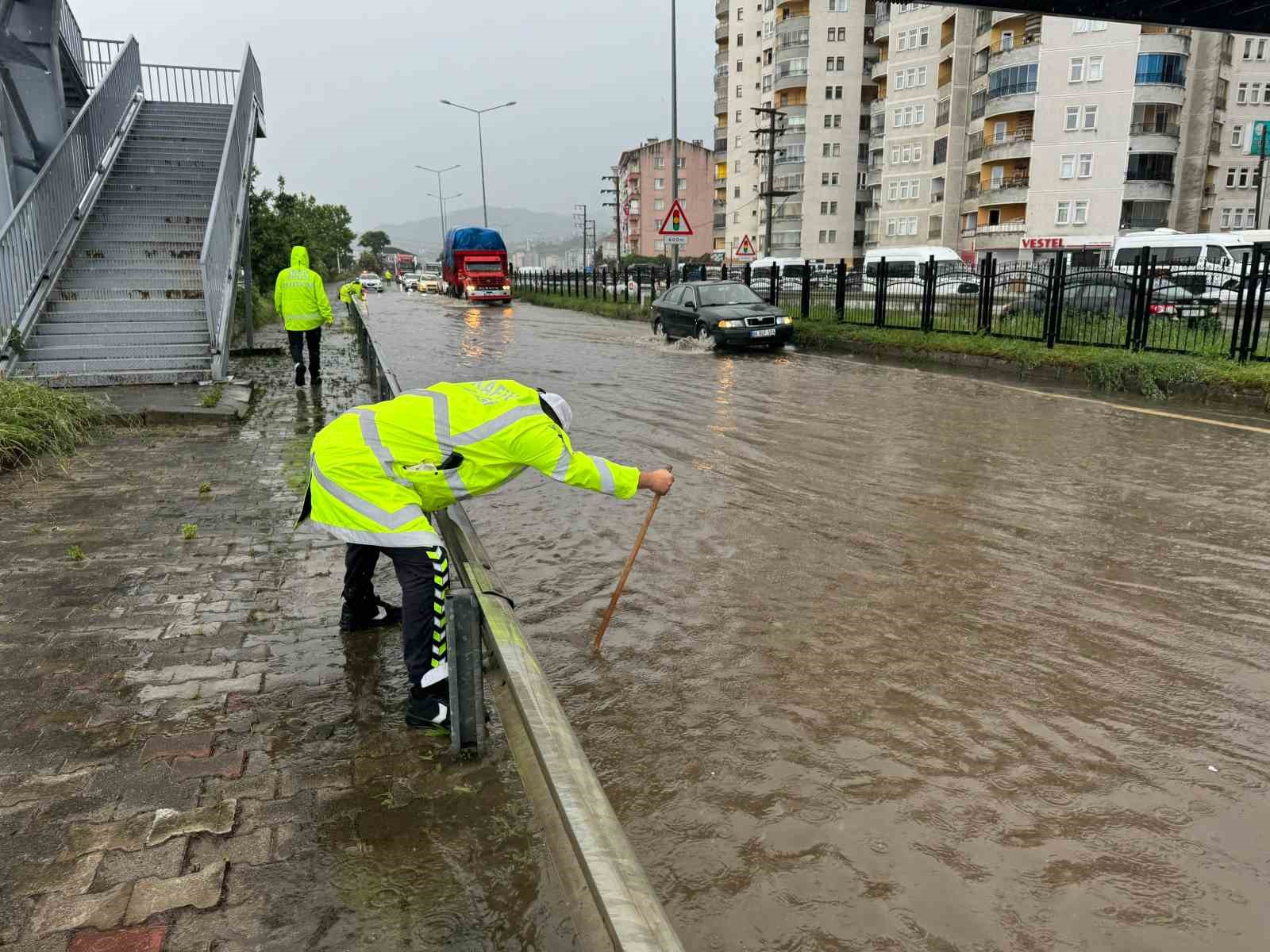 Rize’de sağanak yağmur sonrası cadde ve sokaklar göle döndü
