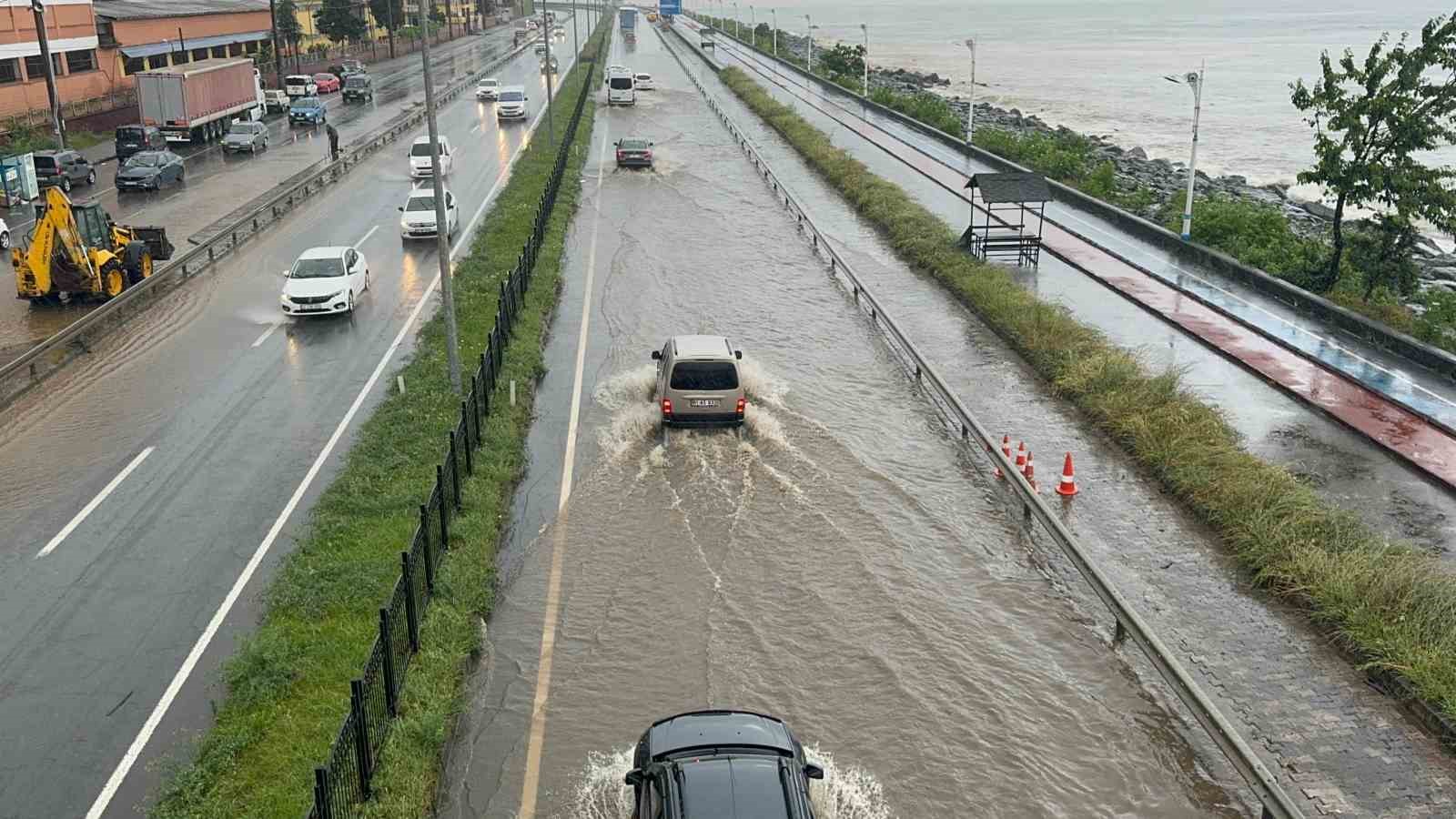 Rize’de sağanak yağmur sonrası cadde ve sokaklar göle döndü
