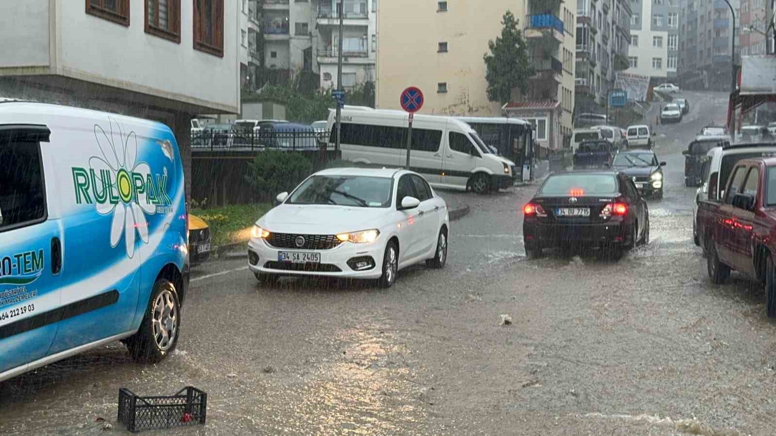 Rize’de sağanak yağmur sonrası cadde ve sokaklar göle döndü
