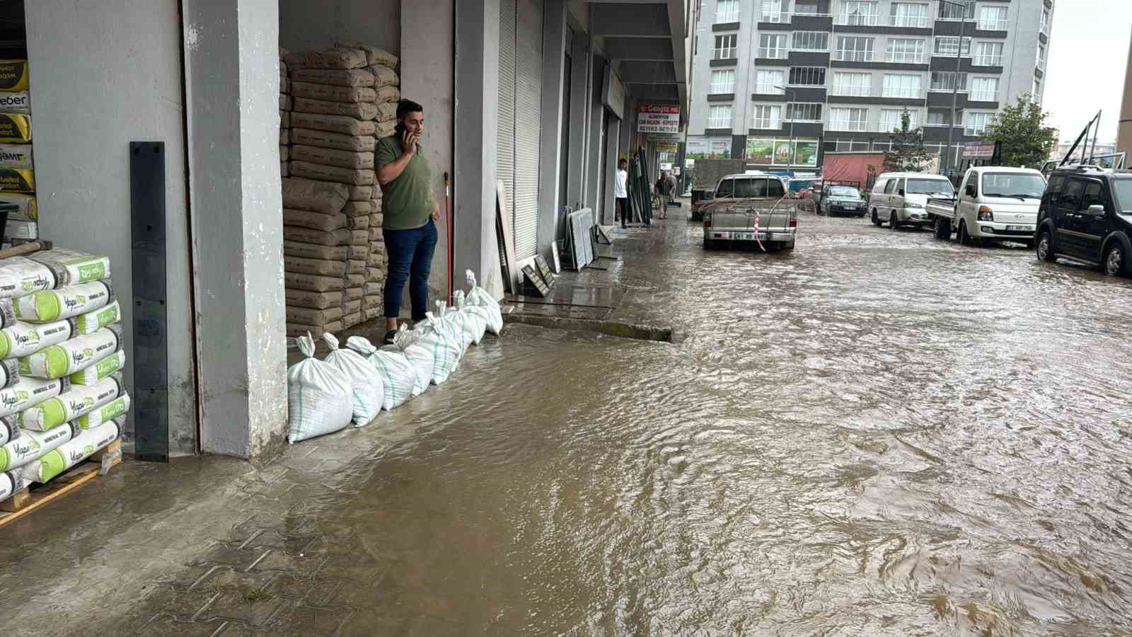 Rize’de sağanak yağmur sonrası cadde ve sokaklar göle döndü
